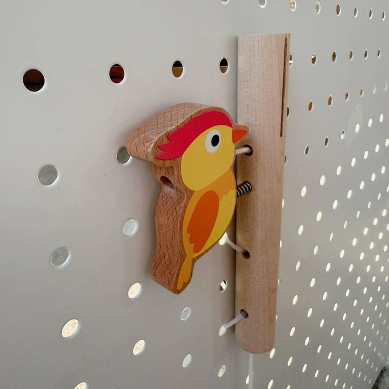 Montessori Wooden Busy Board Toddler - 木製ビジーボード、引き紐付きバードノッカー、幼児向けの運動能力開発モンテッソーリ感覚玩具