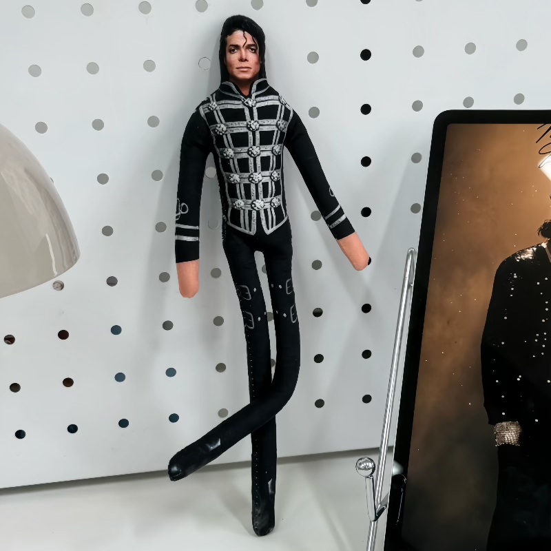 マイケル・ジャクソンの曲げられるぬいぐるみ、鉄線フレーム入り - Dolls のレビューと価格