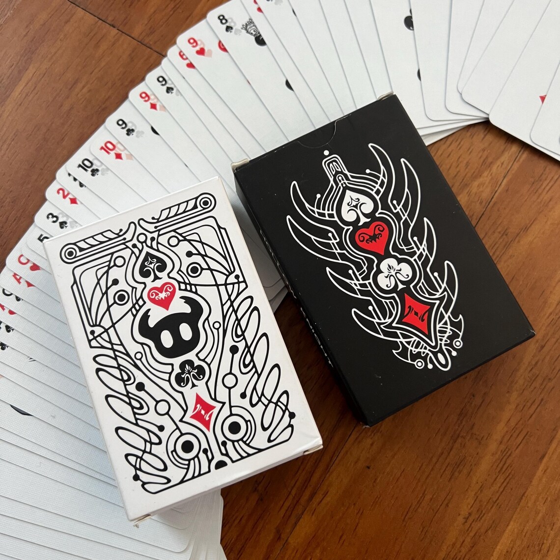 ホロウナイトスタンダードポーカーカードセット黒と白のトランプ - Board Games のレビューと価格